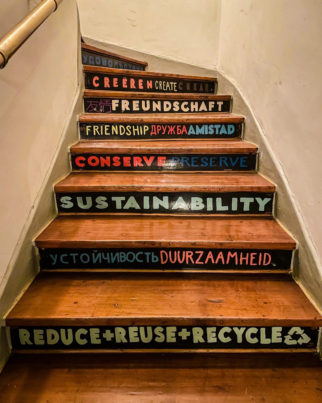 Escalera de Ají Hostel, con palabras de amistad y sustentabilidad