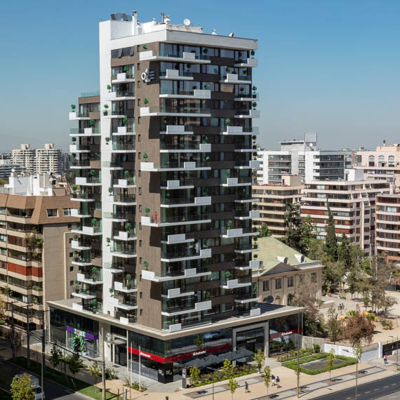Fachada de ONE Apoquindo en Av. Apoquindo, Las Condes