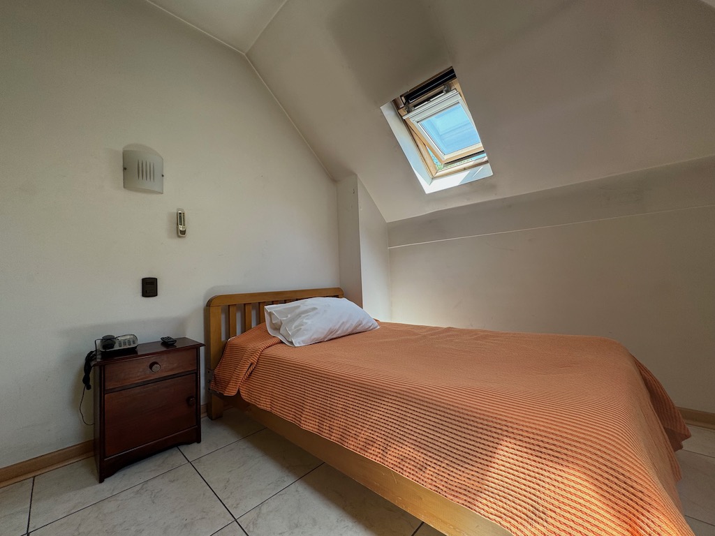 Habitación single de Posada del Salvador, con una cama